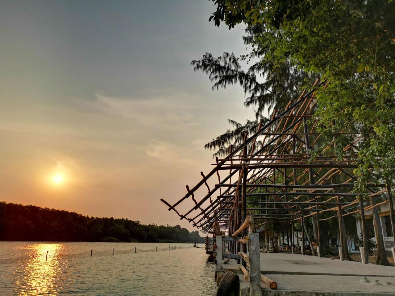 Chi-Bu Riverside Hotel Nhon Trach Exterior photo