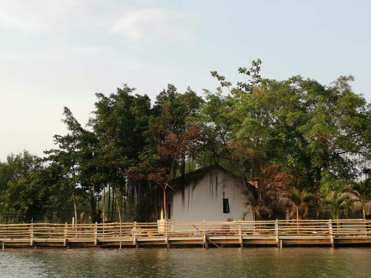 Chi-Bu Riverside Hotel Nhon Trach Exterior photo